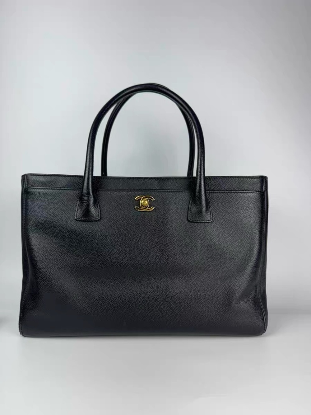 Medium CHANEL Black Executive Cerf Tote
